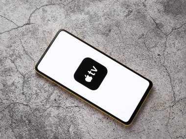Assam, Hindistan - 24 Eylül 2020: Telefon ekranında Apple TV logosu.
