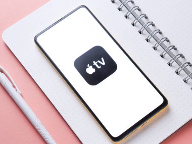 Assam, Hindistan - 24 Eylül 2020: Telefon ekranında Apple TV logosu.