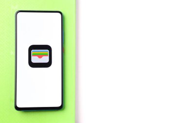 Assam, Hindistan - 30 Mart 2021: Telefon ekranında Apple Cüzdan logosu.