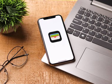 Assam, Hindistan - 30 Mart 2021: Telefon ekranında Apple Cüzdan logosu.