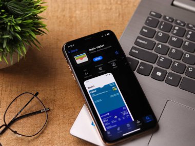 Assam, Hindistan - 30 Mart 2021: Telefon ekranında Apple Cüzdan logosu.