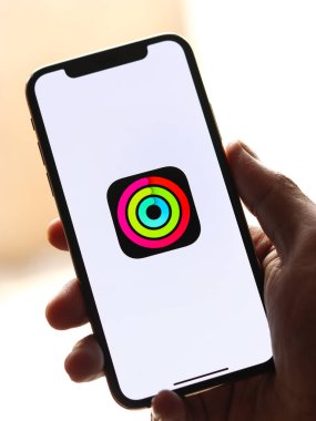 Assam, Hindistan - 30 Mart 2021: Telefon ekranında Apple iwatch logosu.