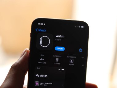 Assam, Hindistan - 30 Mart 2021: Telefon ekranında Apple iwatch logosu.