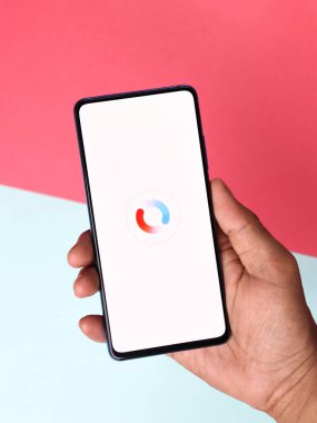 Assam, Hindistan - 30 Mart 2021: Telefon ekranında Apple iwatch logosu.