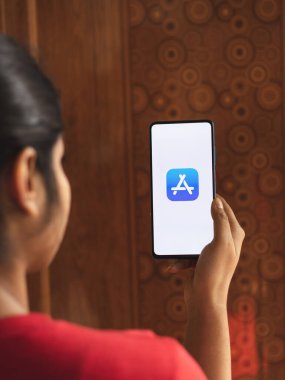 Assam, Hindistan - 30 Mart 2021: Telefon ekranında Apple uygulama mağazası logosu.