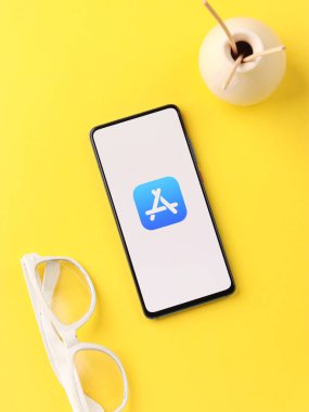 Assam, Hindistan - 30 Mart 2021: Telefon ekranında Apple uygulama mağazası logosu.