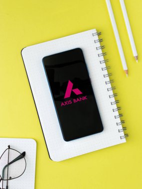 Batı Bangal, Hindistan - 09 Ekim 2021: Eksen Bankası logosu telefon ekranı görüntüsünde.