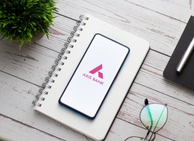 Batı Bangal, Hindistan - 09 Ekim 2021: Eksen Bankası logosu telefon ekranı görüntüsünde.