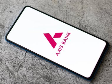 Batı Bangal, Hindistan - 09 Ekim 2021: Eksen Bankası logosu telefon ekranı görüntüsünde.