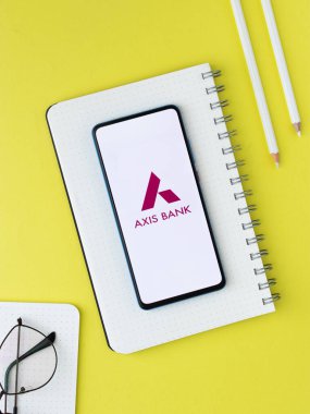 Batı Bangal, Hindistan - 09 Ekim 2021: Eksen Bankası logosu telefon ekranı görüntüsünde.