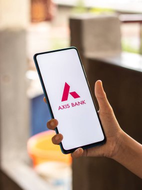 Batı Bangal, Hindistan - 09 Ekim 2021: Eksen Bankası logosu telefon ekranı görüntüsünde.