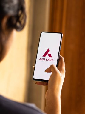 Batı Bangal, Hindistan - 09 Ekim 2021: Eksen Bankası logosu telefon ekranı görüntüsünde.