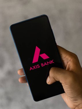 Batı Bangal, Hindistan - 09 Ekim 2021: Eksen Bankası logosu telefon ekranı görüntüsünde.