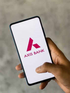 Batı Bangal, Hindistan - 09 Ekim 2021: Eksen Bankası logosu telefon ekranı görüntüsünde.