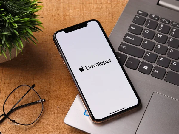 Assam, Hindistan - 30 Mart 2021: Telefon ekranında Apple Developer logosu.