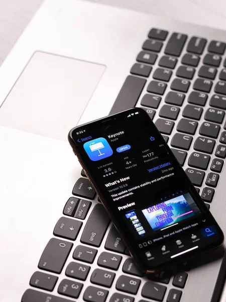 Assam, Hindistan - 30 Mart 2021: Telefon ekranında Apple Keynote logosu.