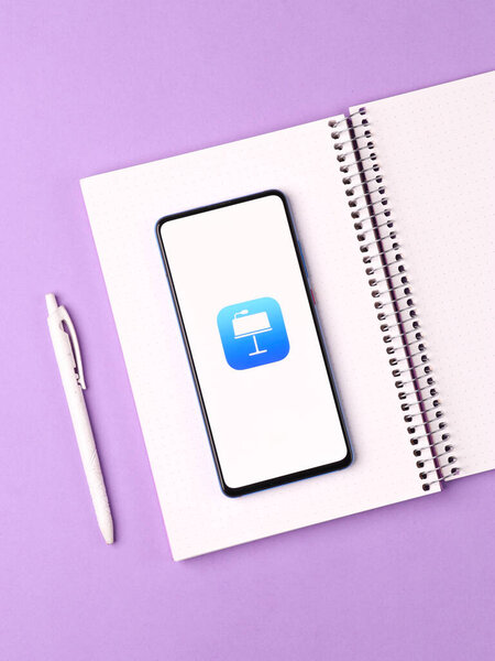 Ассам, Индия - 30 марта 2021 года: логотип Apple Keynote на экране телефона.