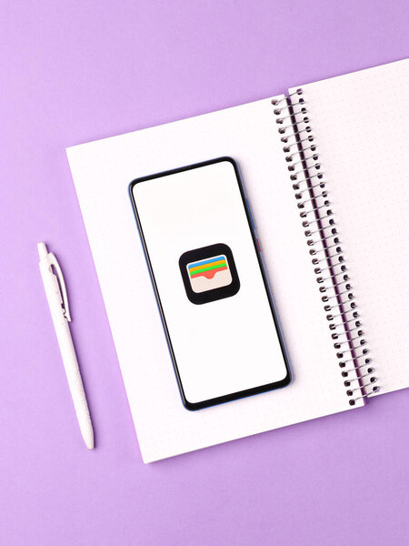 Ассам, Индия - 30 марта 2021 года: логотип Apple Wallet на экране телефона.