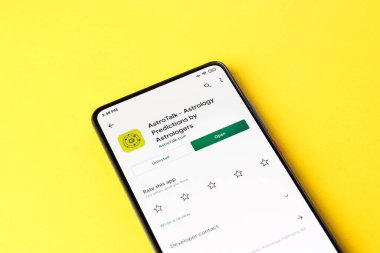 Assam, Hindistan - 10 Nisan 2021: Telefon ekranında AstroTalk logosu.