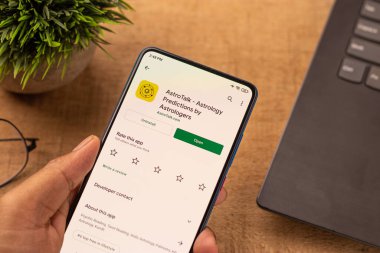 Assam, Hindistan - 10 Nisan 2021: Telefon ekranında AstroTalk logosu.