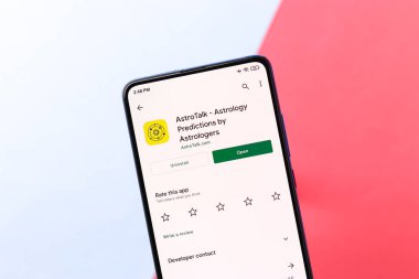 Assam, Hindistan - 10 Nisan 2021: Telefon ekranında AstroTalk logosu.