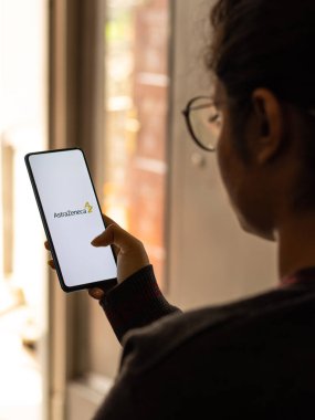 Assam, Hindistan - 19 Şubat 2021: Telefon ekranında AstraZeneca logosu.