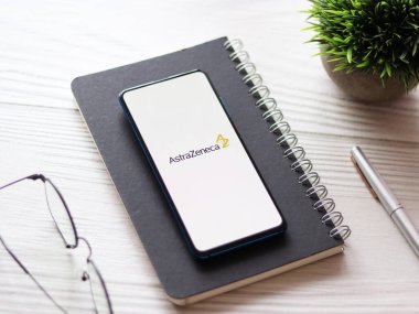 Assam, Hindistan - 19 Şubat 2021: Telefon ekranında AstraZeneca logosu.