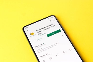 Assam, Hindistan - 10 Nisan 2021: Telefon ekranında Astroyogi logosu.