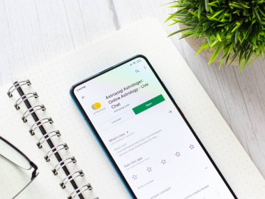 Assam, Hindistan - 10 Nisan 2021: Telefon ekranında Astroyogi logosu.