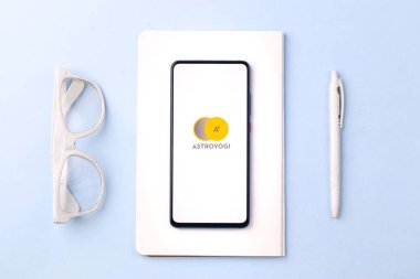 Assam, Hindistan - 10 Nisan 2021: Telefon ekranında Astroyogi logosu.