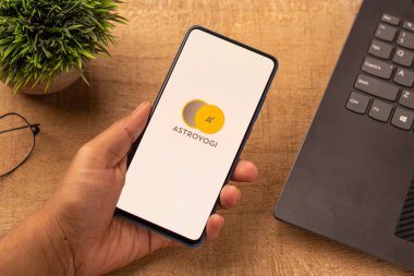 Assam, Hindistan - 10 Nisan 2021: Telefon ekranında Astroyogi logosu.