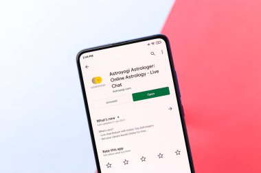 Assam, Hindistan - 10 Nisan 2021: Telefon ekranında Astroyogi logosu.