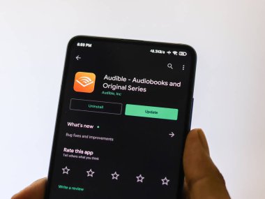 Assam, Hindistan - 6 Eylül 2020: Telefon ekranında duyulabilir logo.