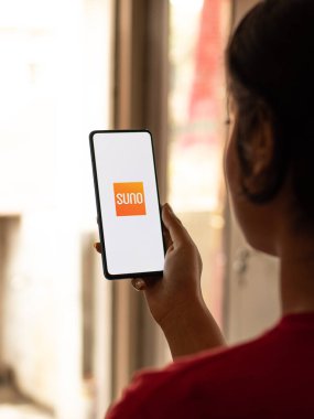 Assam, Hindistan - 10 Mart 2021: Telefon ekranındaki Suno logosu.