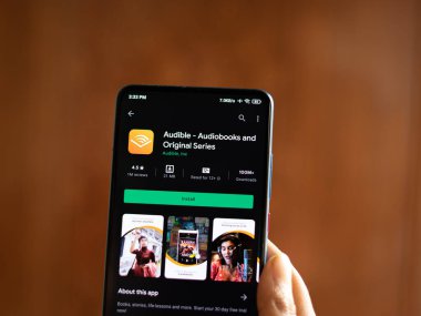 Assam, Hindistan - 10 Mart 2021: Telefon ekranındaki Suno logosu.