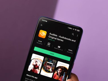 Assam, Hindistan - 10 Mart 2021: Telefon ekranındaki Suno logosu.