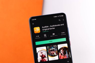 Assam, Hindistan - 10 Mart 2021: Telefon ekranındaki Suno logosu.