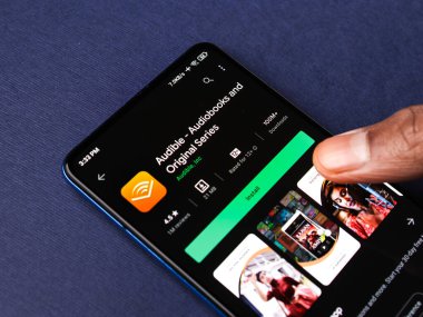 Assam, Hindistan - 10 Mart 2021: Telefon ekranındaki Suno logosu.