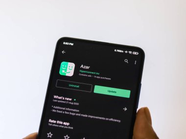Assam, Hindistan - 6 Eylül 2020: Telefon ekranında Azar logosu.