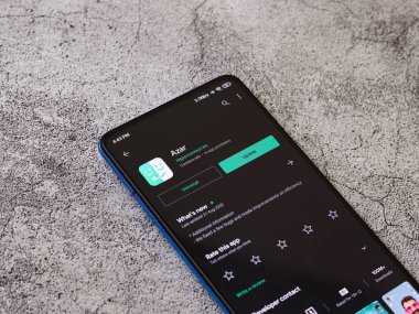 Assam, Hindistan - 6 Eylül 2020: Telefon ekranında Azar logosu.