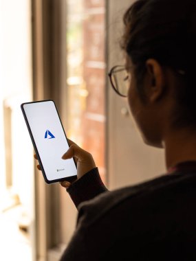 Assam, Hindistan - 15 Kasım 2020: Telefon ekranında Microsoft Azure logosu.
