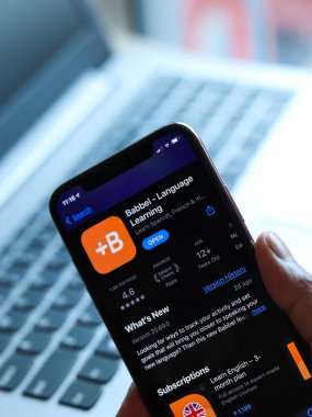 Assam, Hindistan - 30 Mart 2021: Telefon ekranında Babbel logosu.