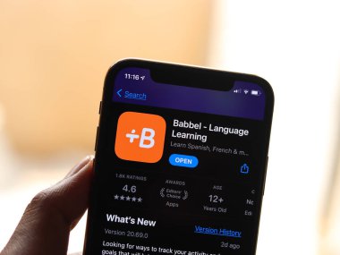 Assam, Hindistan - 30 Mart 2021: Telefon ekranında Babbel logosu.