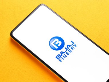 Assam, Hindistan - 24 Eylül 2020: Bajaj finserv logosu telefon ekranı görüntüsü.