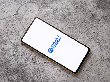 Assam, Hindistan - 24 Eylül 2020: Bajaj finserv logosu telefon ekranı görüntüsü.