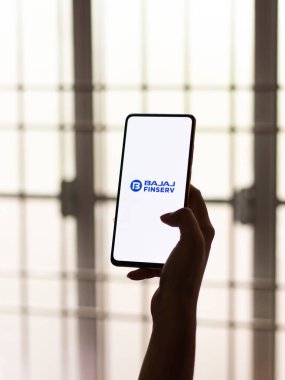 Assam, Hindistan - 24 Eylül 2020: Bajaj finserv logosu telefon ekranı görüntüsü.
