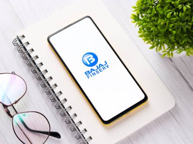 Assam, Hindistan - 24 Eylül 2020: Bajaj finserv logosu telefon ekranı görüntüsü.
