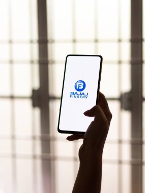 Assam, Hindistan - 24 Eylül 2020: Bajaj finserv logosu telefon ekranı görüntüsü.