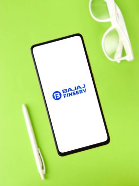 Assam, Hindistan - 24 Eylül 2020: Bajaj finserv logosu telefon ekranı görüntüsü.