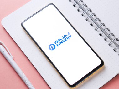 Assam, Hindistan - 24 Eylül 2020: Bajaj finserv logosu telefon ekranı görüntüsü.